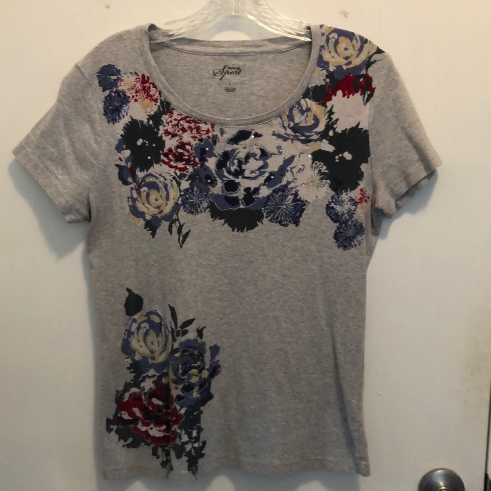 Gray tee shirt with design